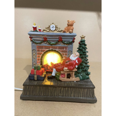 Jule mand ved brændeovn med led lys der bevæger sig  H 15 cm L 15 cm D 10 cm