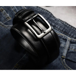 Herrers læderbælte i Sort  i ægte læder med klassisk nål spænde.